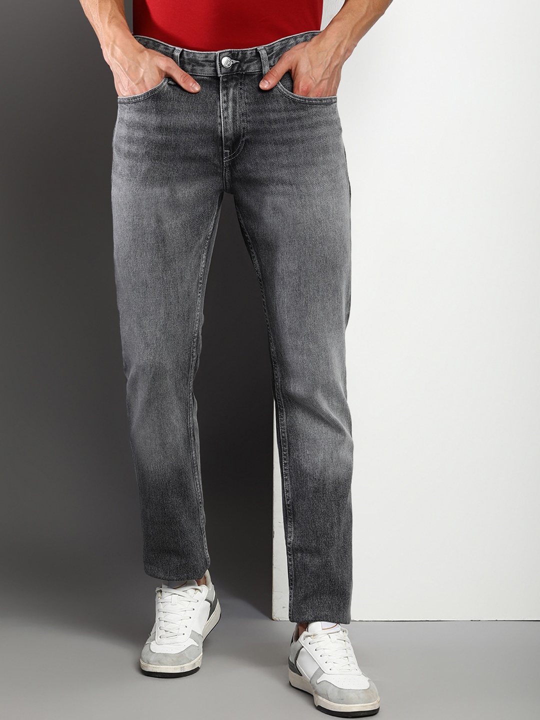 

Tommy Hilfiger Men Straight Fit Heavy Fade Stretchable Jeans, Grey