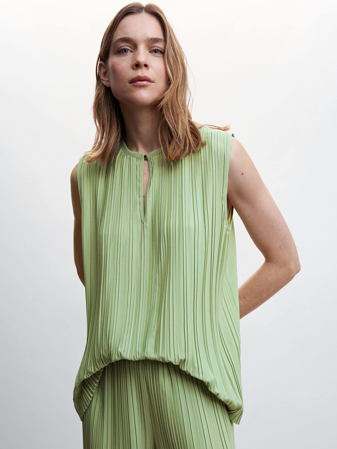 

MANGO Keyhole Neck Accordion Pleated Top, Green