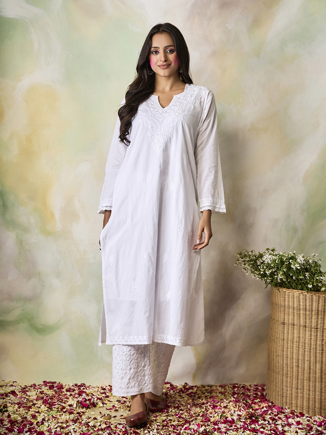 

HOUSE OF KARI Floral Embroidered Chikankari Kurta, White