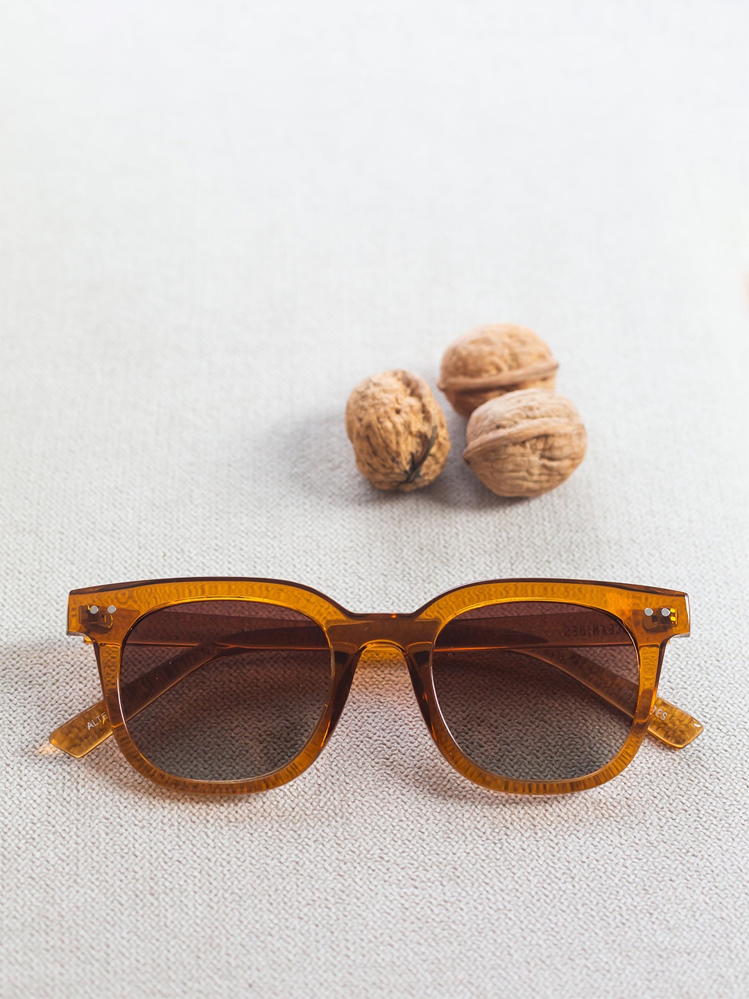 

OCEANIDES Unisex Wayfarer Sunglasses with Polarised and UV Protected Lens, Brown