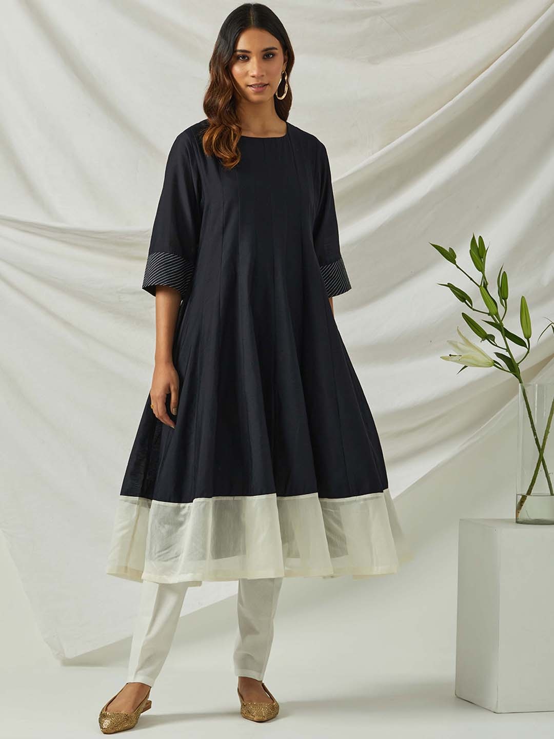 

SMRITI GUPTA Flared A-Line Paneled Chanderi Silk Kurta, Black