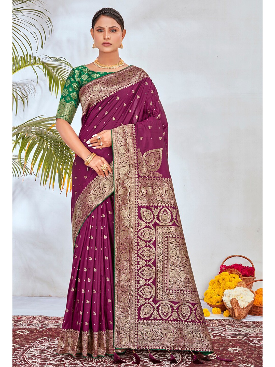 

MONJOLIKA FASHION Ethnic Motifs Woven Design Zari Banarasi Saree, Magenta