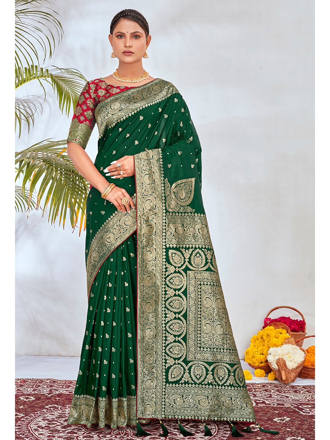 

MONJOLIKA FASHION Ethnic Motifs Woven Design Zari Banarasi Saree, Green