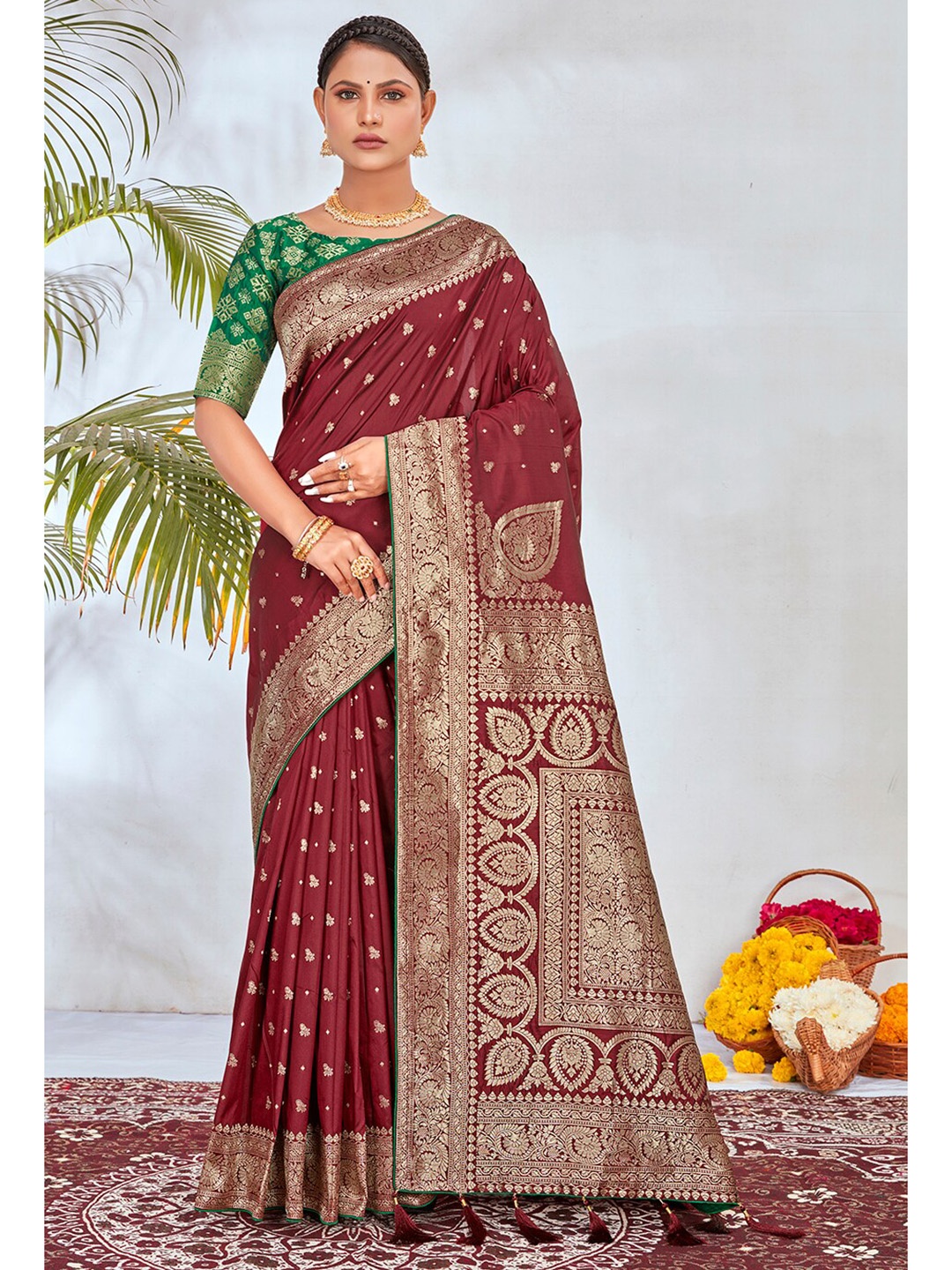 

MONJOLIKA FASHION Ethnic Motifs Woven Design Zari Banarasi Saree, Maroon