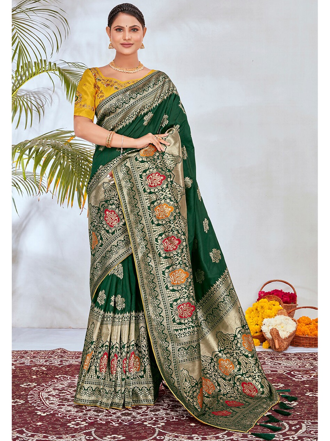 

MONJOLIKA FASHION Ethnic Motifs Woven Design Zari Banarasi Saree, Green