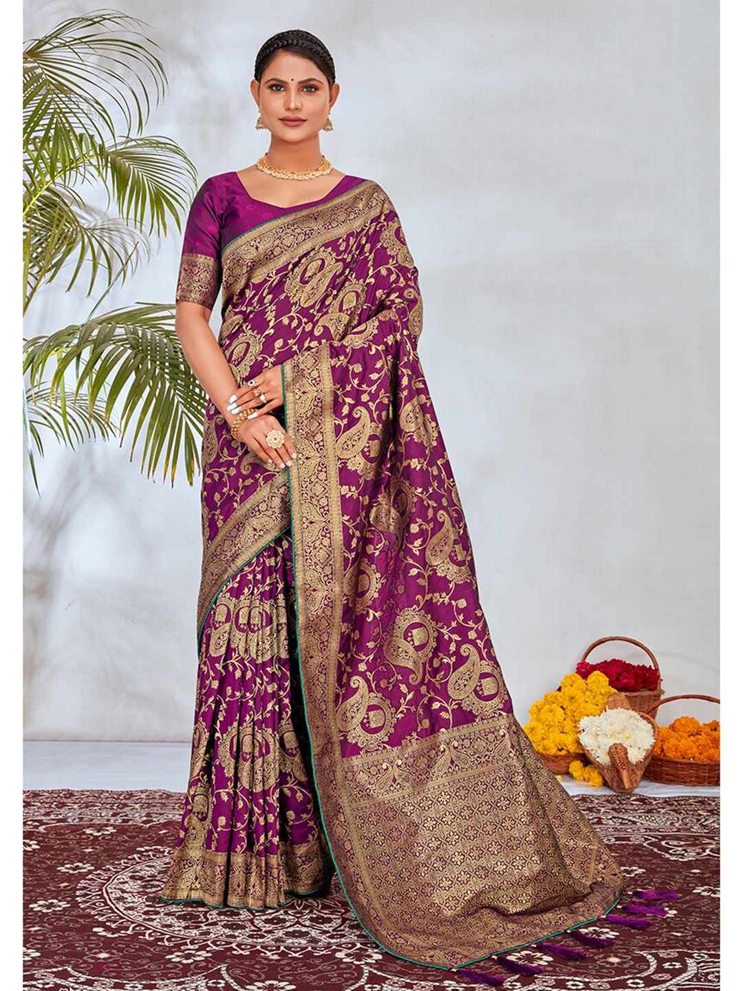 

MONJOLIKA FASHION Paisley Woven Design Zari Banarasi Saree, Purple