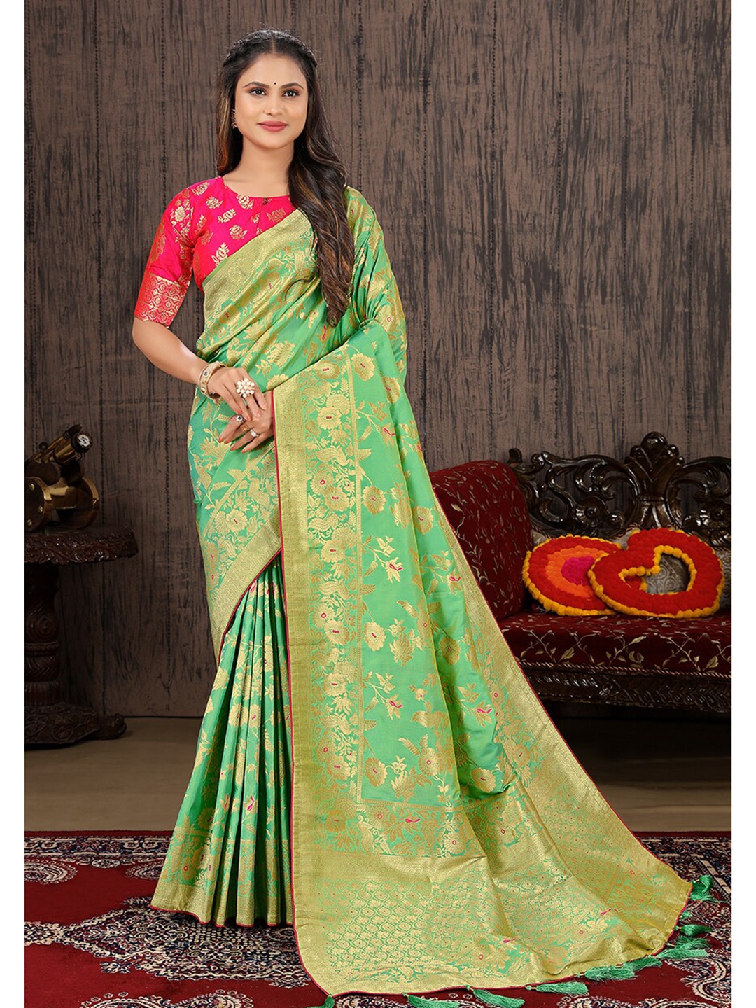 

MONJOLIKA FASHION Floral Motif Woven Design Zari Banarasi Saree, Green