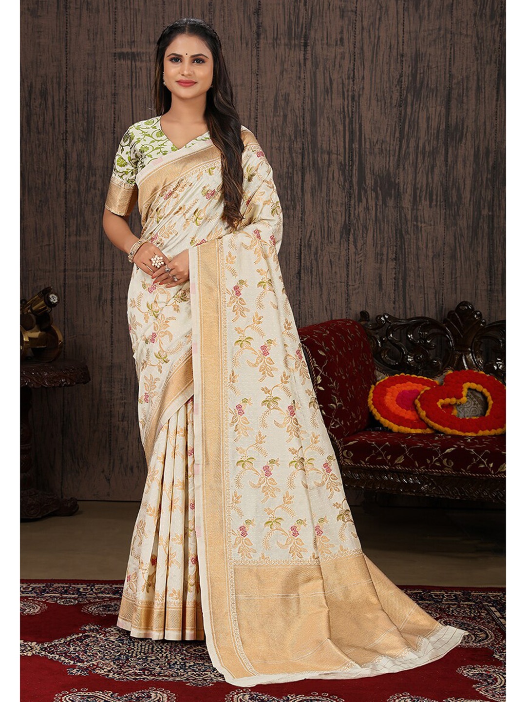 

MONJOLIKA FASHION Floral Woven Design Zari Banarasi Saree, White
