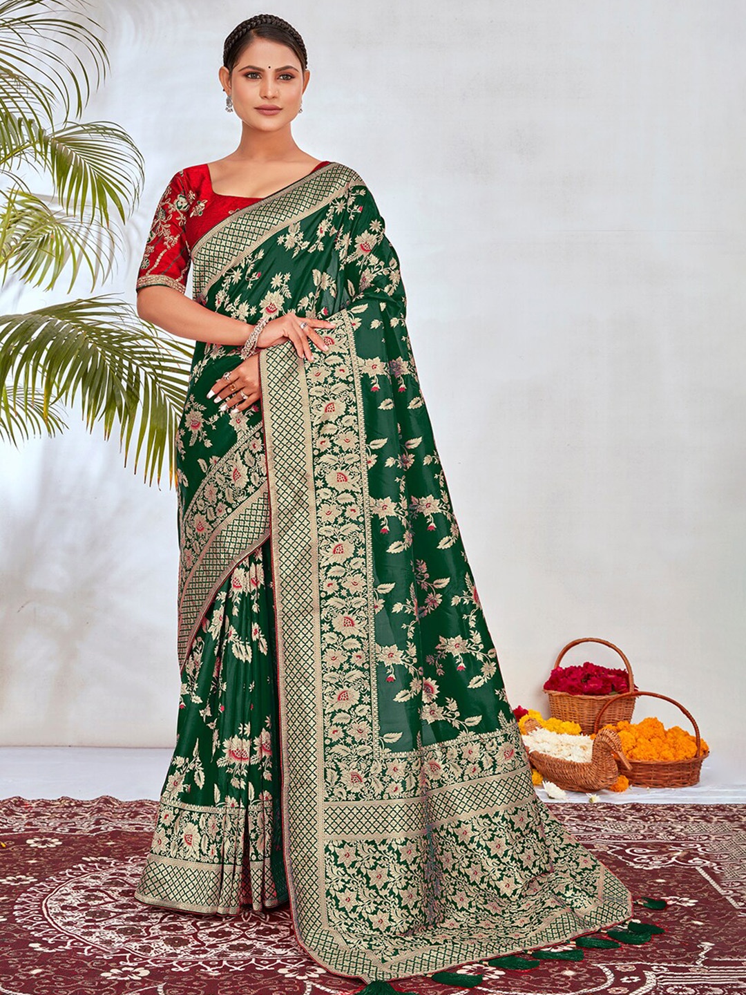 

MONJOLIKA FASHION Floral Woven Design Zari Banarasi Saree, Green