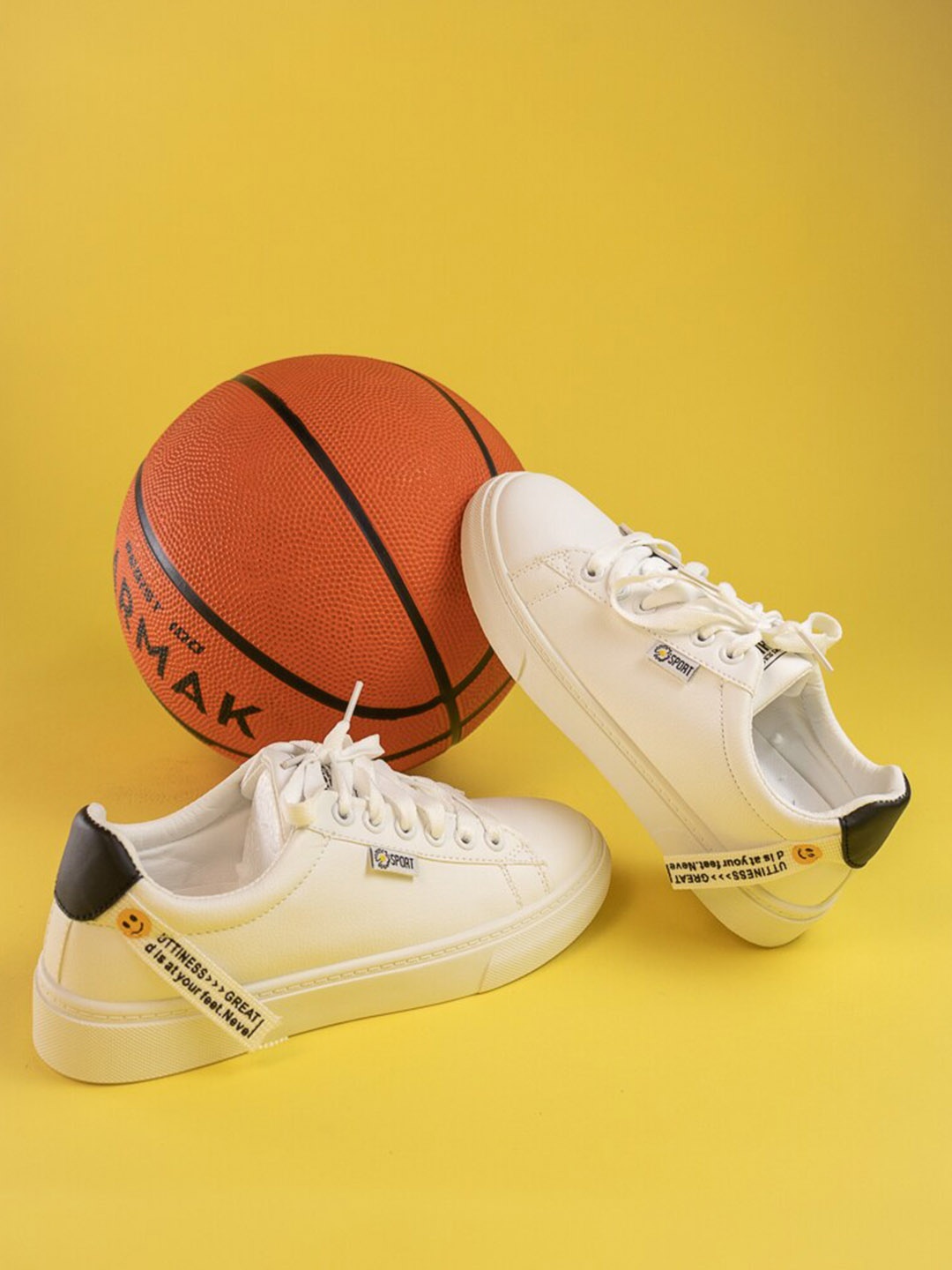 

THE WHITE POLE Women Lightweight Lace-Up Sneakers