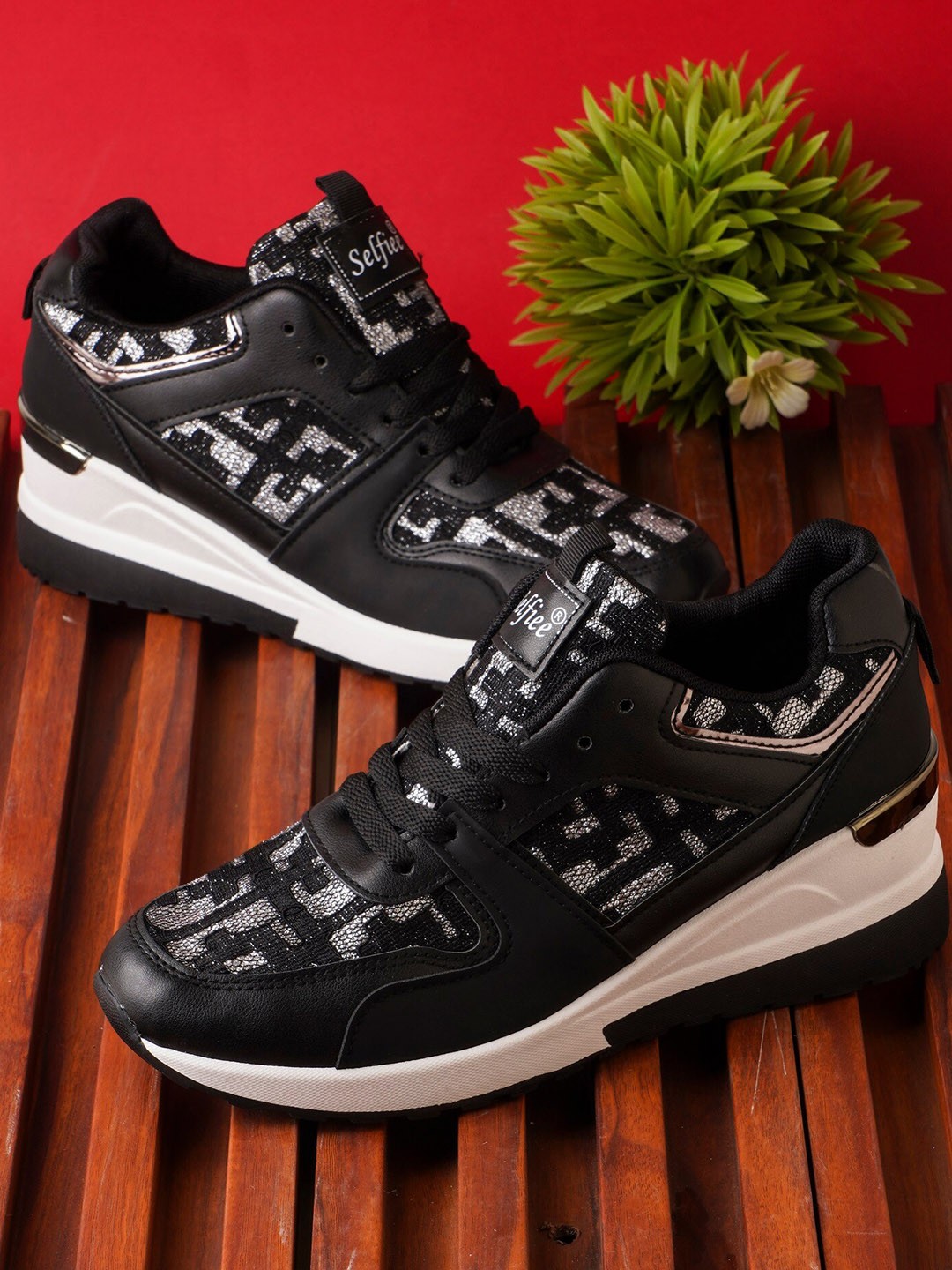 

THE WHITE POLE Women Printed Lightweight Sneakers, Black