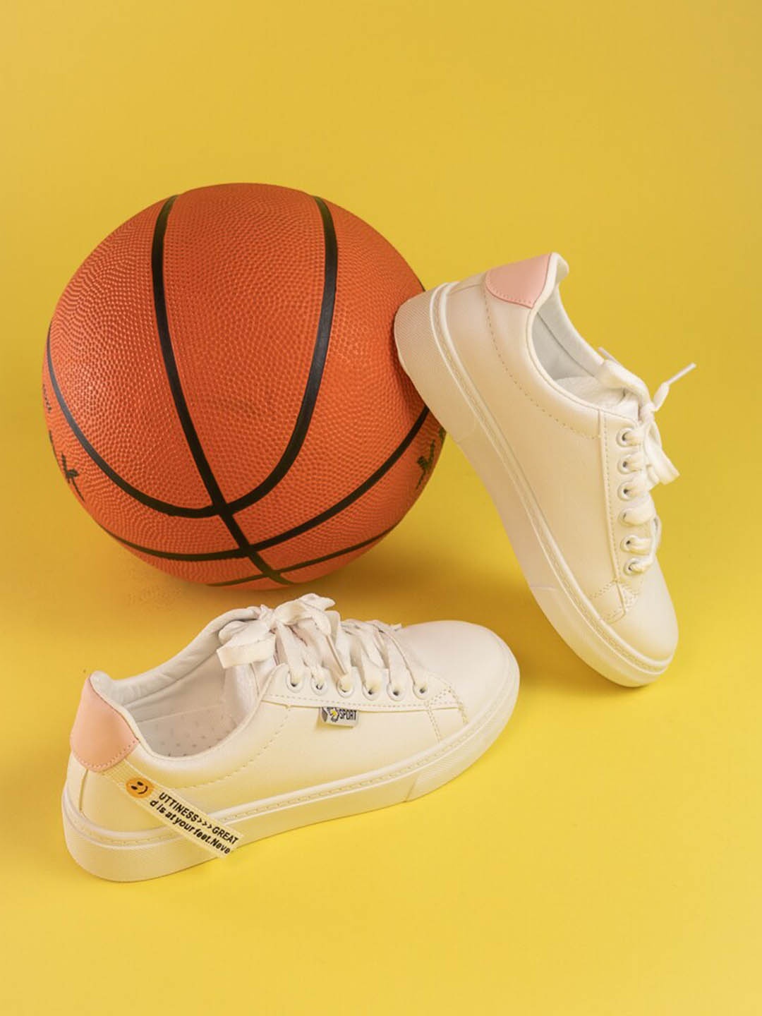 

THE WHITE POLE Women Lightweight Lace-Up Sneakers