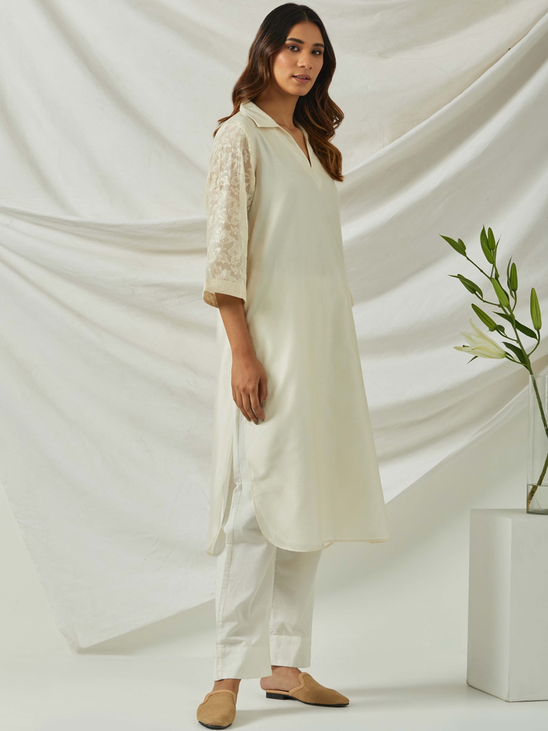 

SMRITI GUPTA Shirt Collar Floral Embroidered Chanderi Silk Kurta, Off white