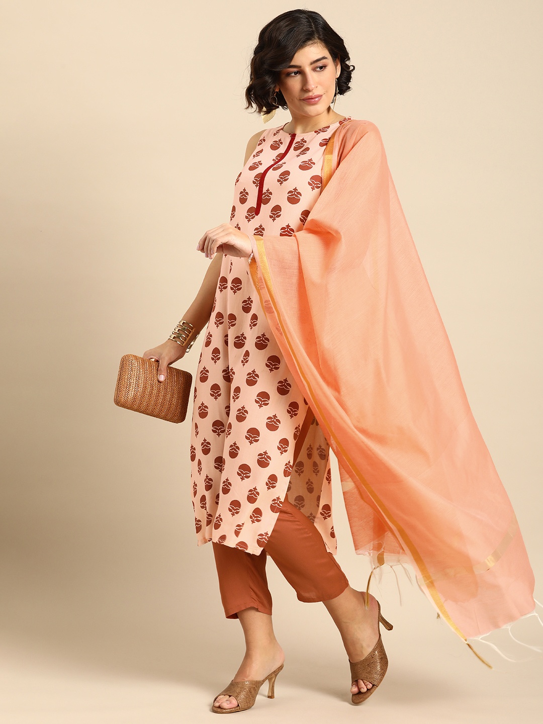 

Anouk Women Floral Printed Regular Kurta With Trousers & Dupatta, Peach