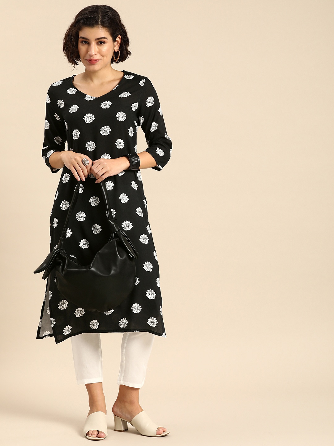 

Anouk Women Floral Printed Regular Kurta with Trousers, Black