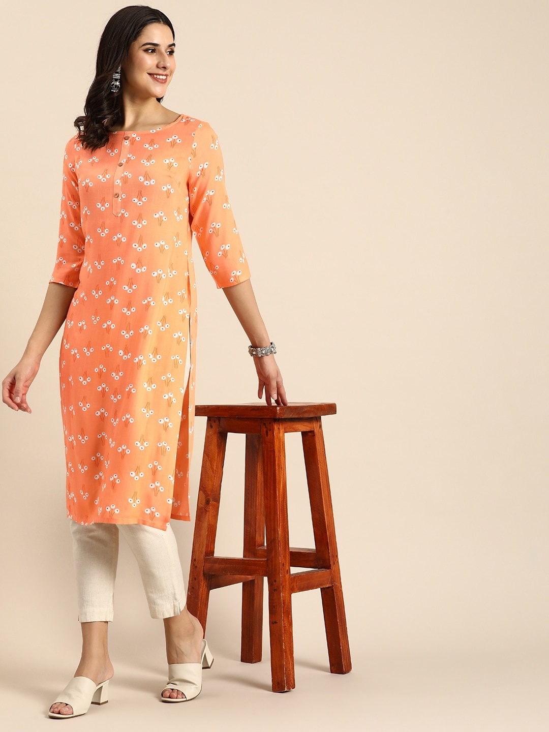 

Anouk Women Floral Printed Round Neck Straight Kurta, Orange