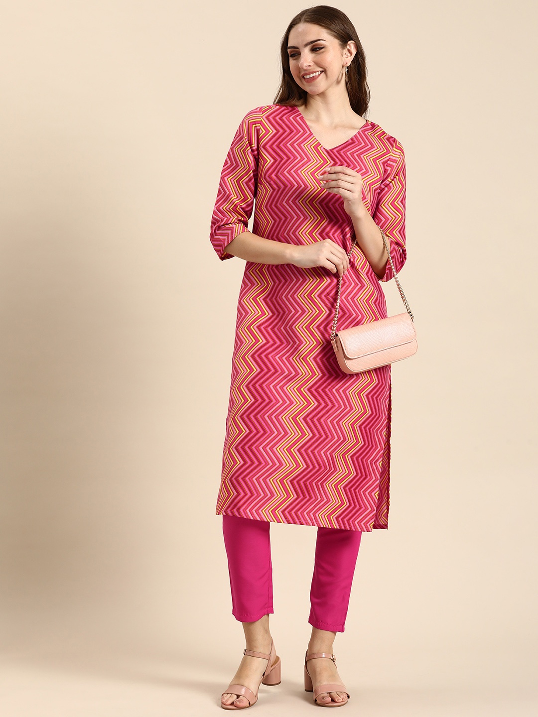 

Anouk Printed V-Neck Regular Kurta with Trousers, Pink