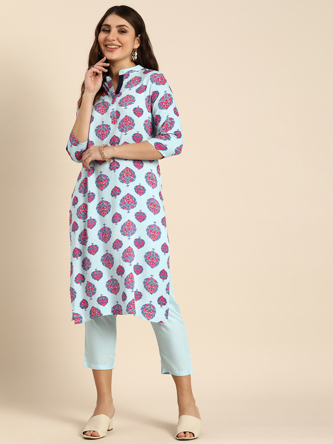 

Anouk Women Floral Printed Regular Kurta With Trousers, Blue