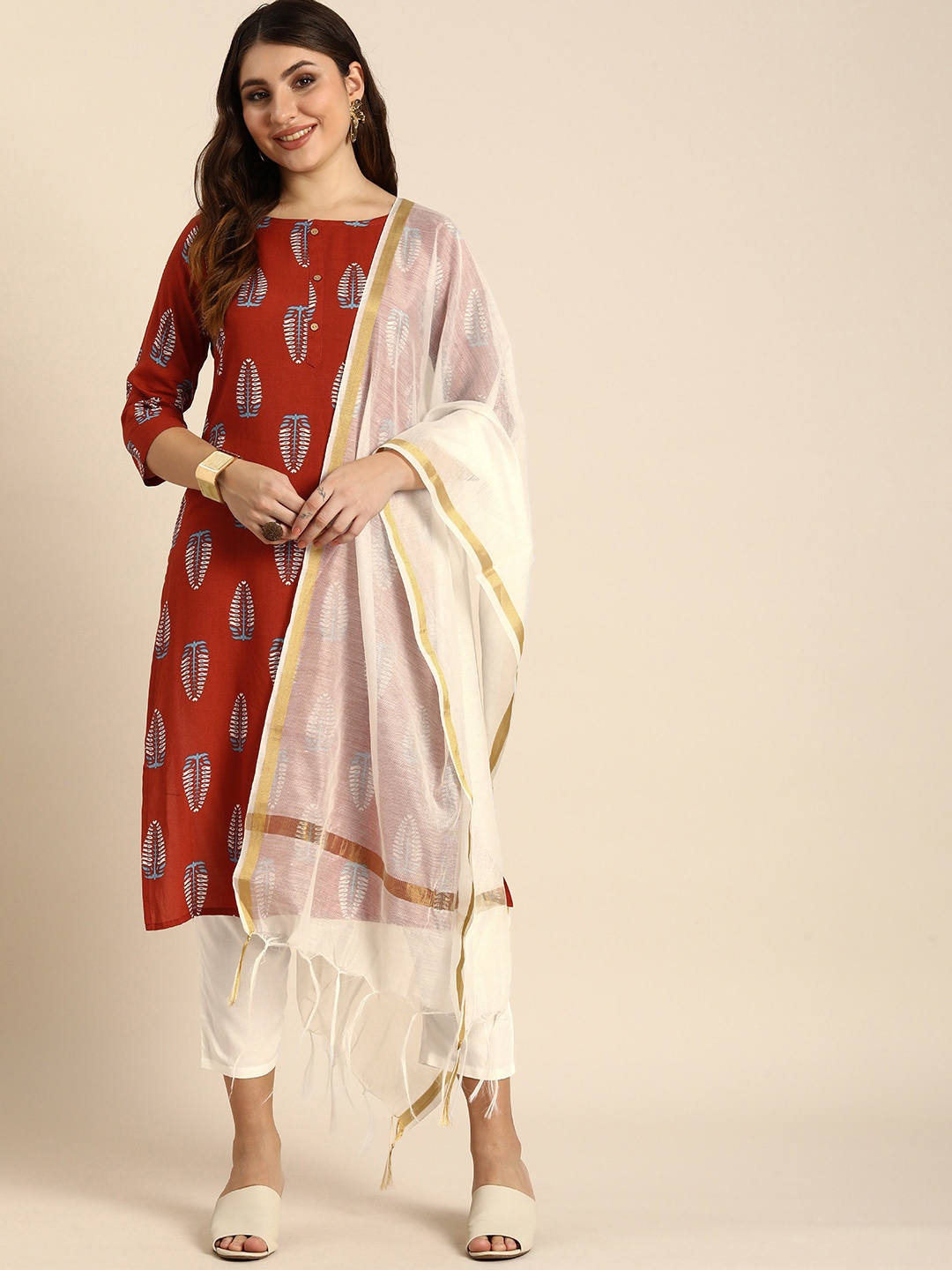 

Anouk Women Floral Printed Regular Kurta With Trousers & Dupatta, Maroon