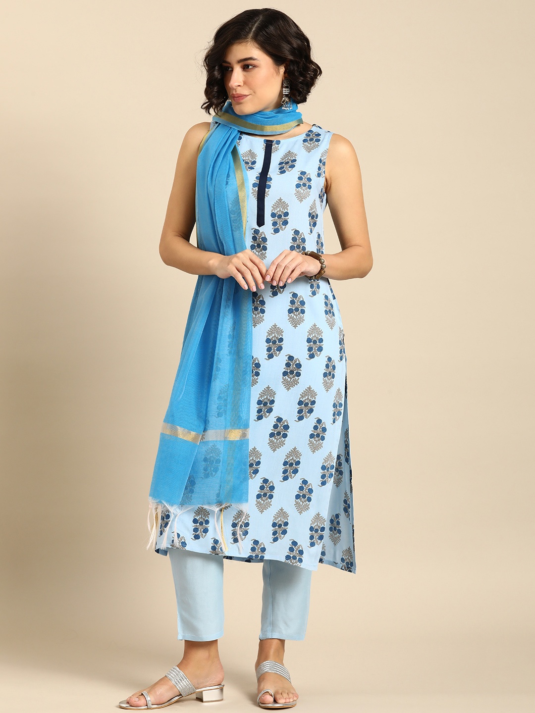 

Anouk Women Floral Printed Regular Kurta With Trousers & Dupatta, Blue