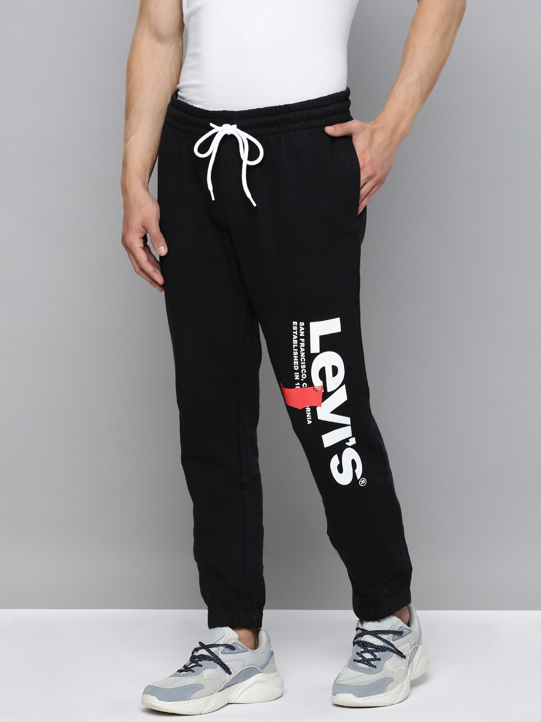 

Levis Men Brand Logo Printed Pure Cotton Mid-Rise Joggers, Black