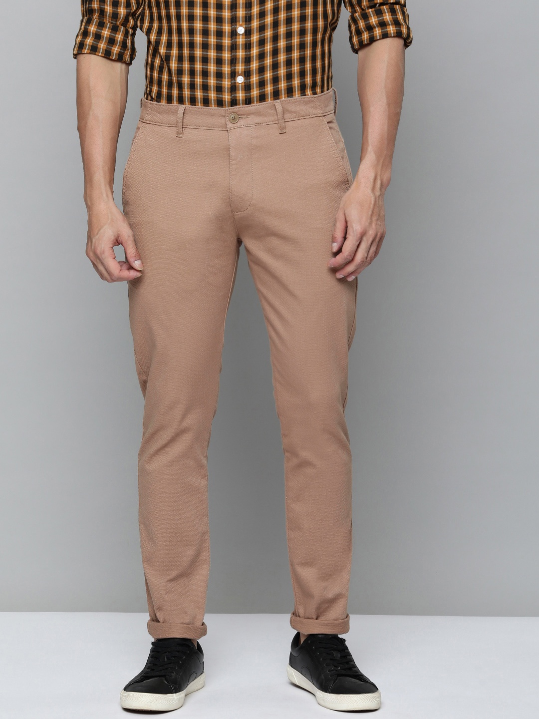 

Levis Men Textured Tapered Fit Mid-Rise Trousers, Brown