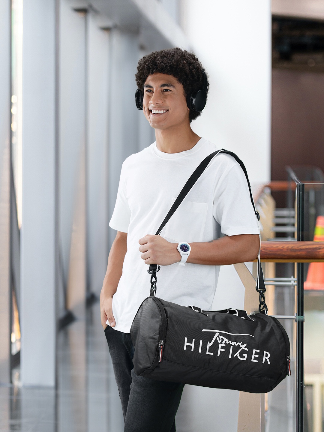 

Tommy Hilfiger Unisex Brand Logo Printed Duffel Bag, Black