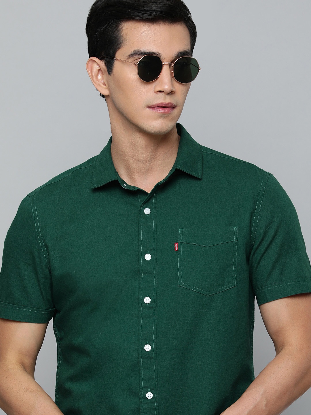 

Levis Men Pure Cotton Solid Slim Fit Opaque Casual Shirt, Green