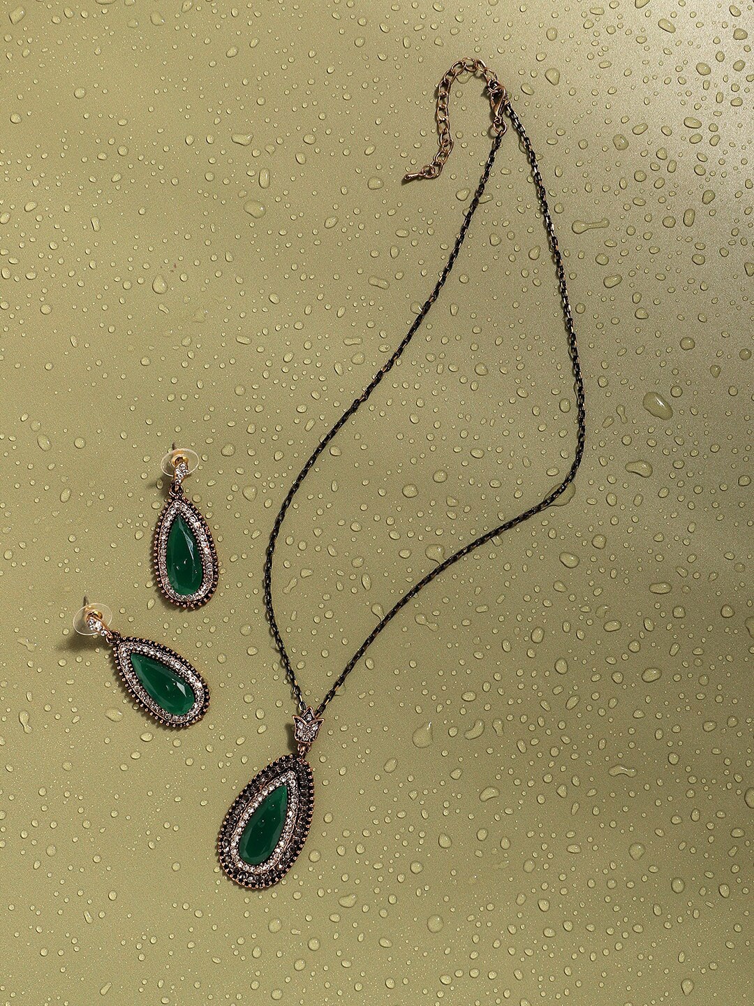 

SOHI Gold-Plated Designer Stone Studded & Beaded Jewellery Set, Green