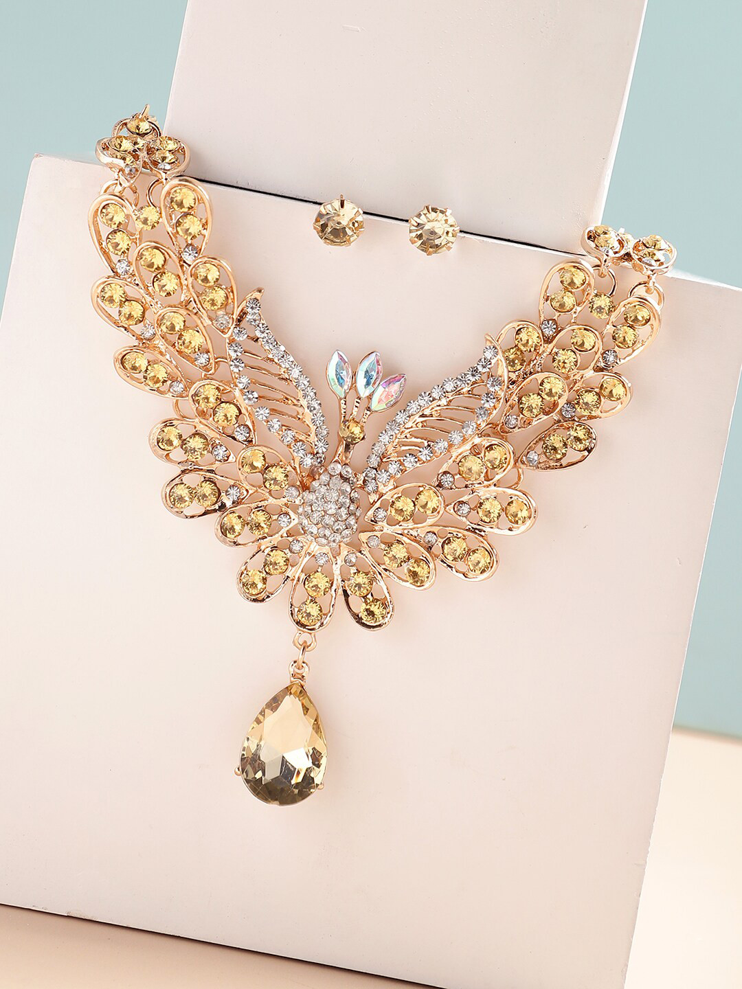 

SOHI Gold Plated Designer Stone Jewellery Set