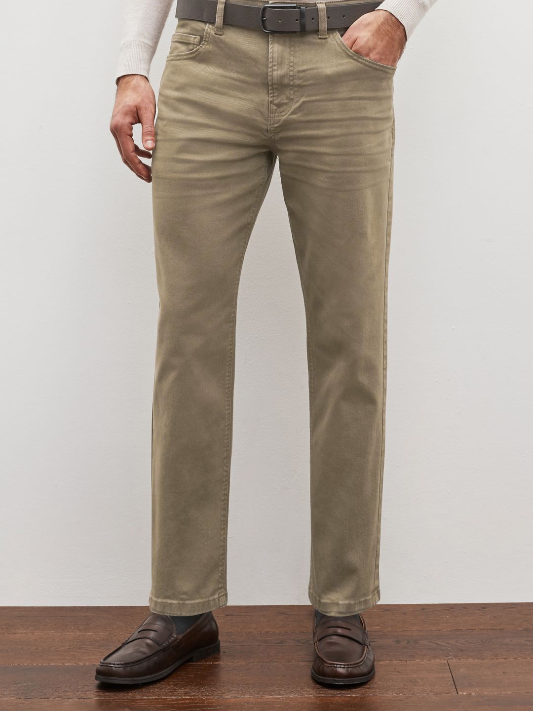 

NEXT Men Straight Fit Clean Look Stretchable Jeans with Belt, Brown