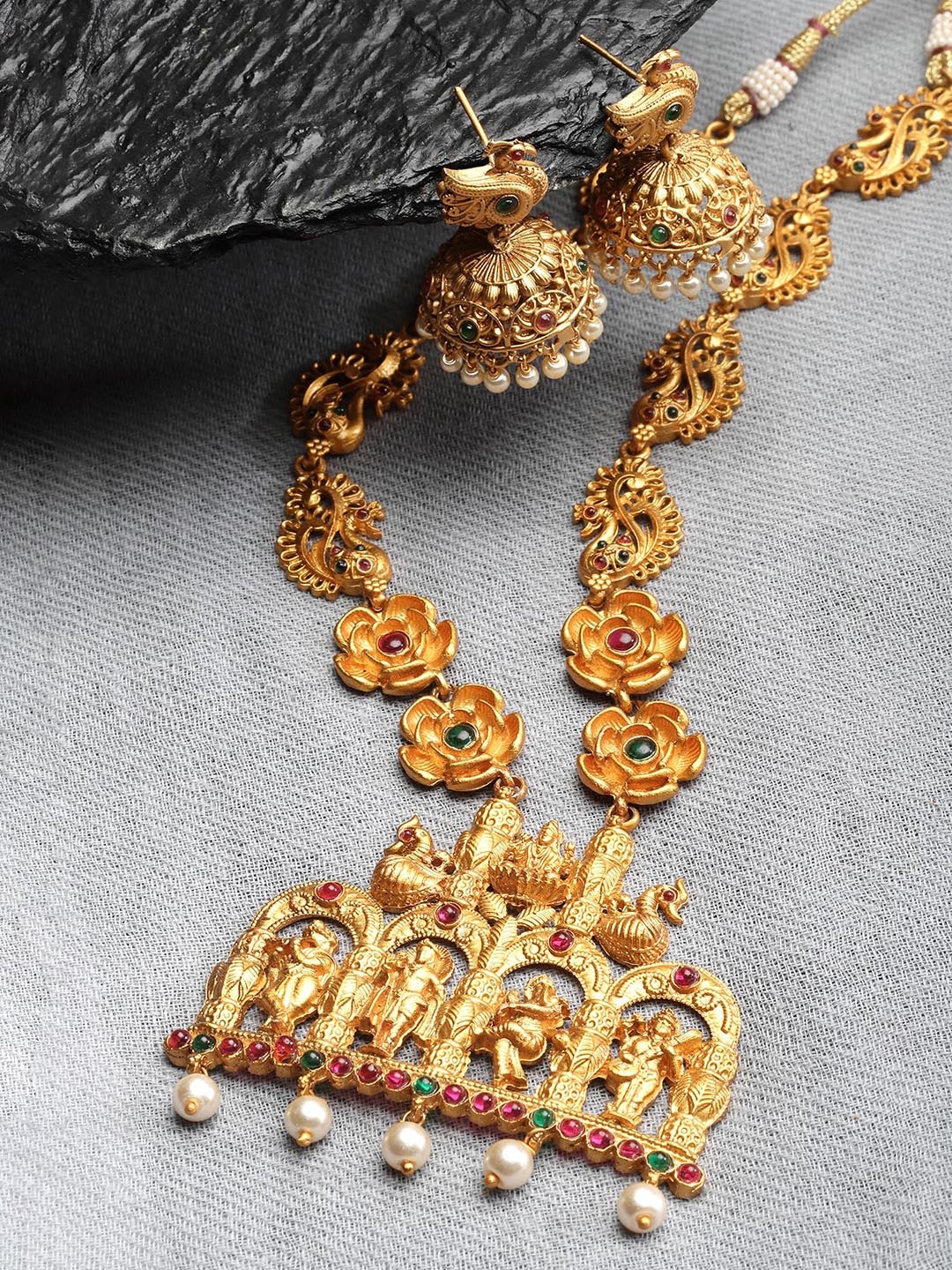 

KARATCART Gold-Plated Stones Studded & Beaded Jewellery Set