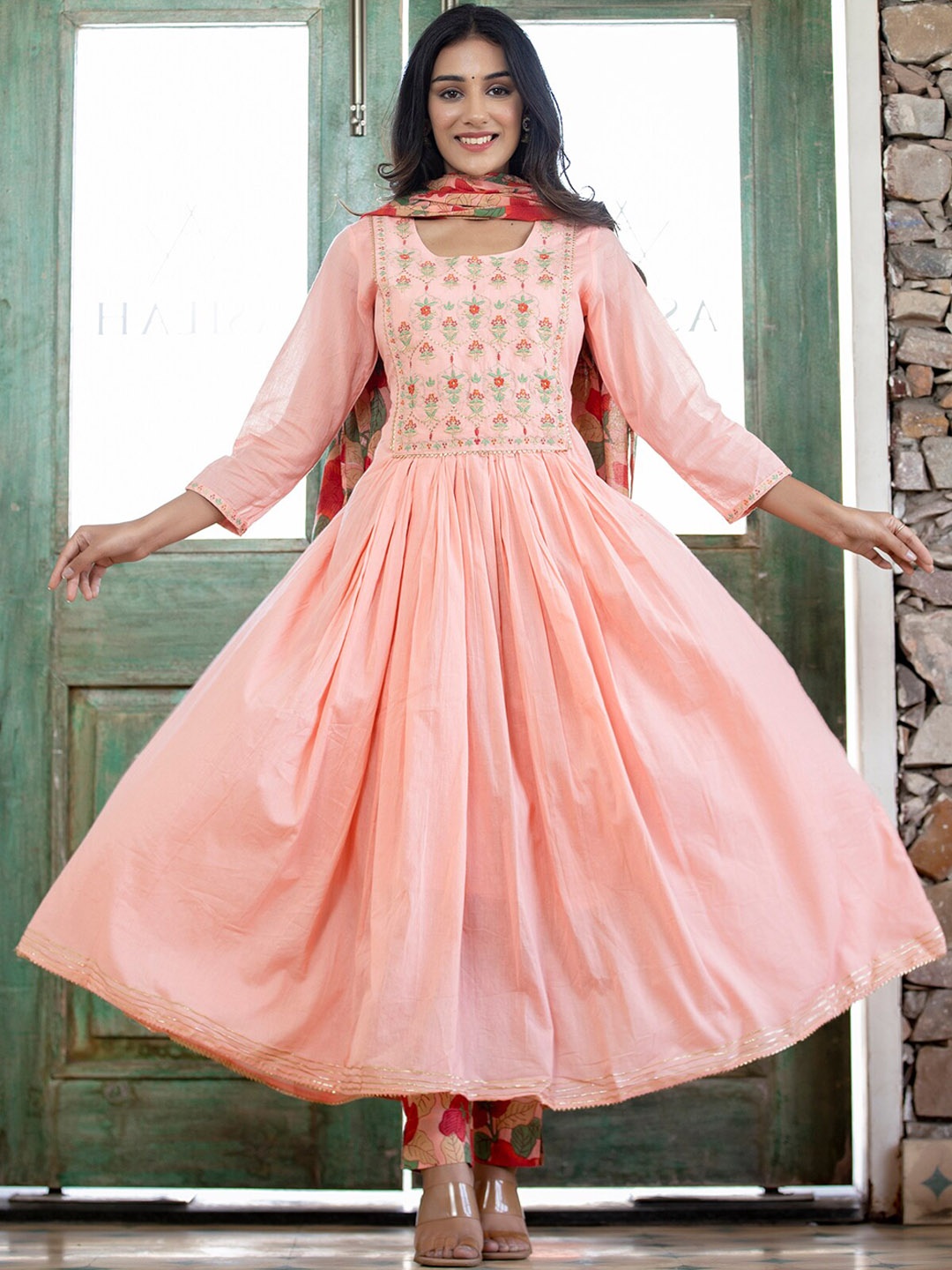 

KAAJH Floral Embroidered Thread Work Pure Cotton Kurta with Trousers & With Dupatta, Peach