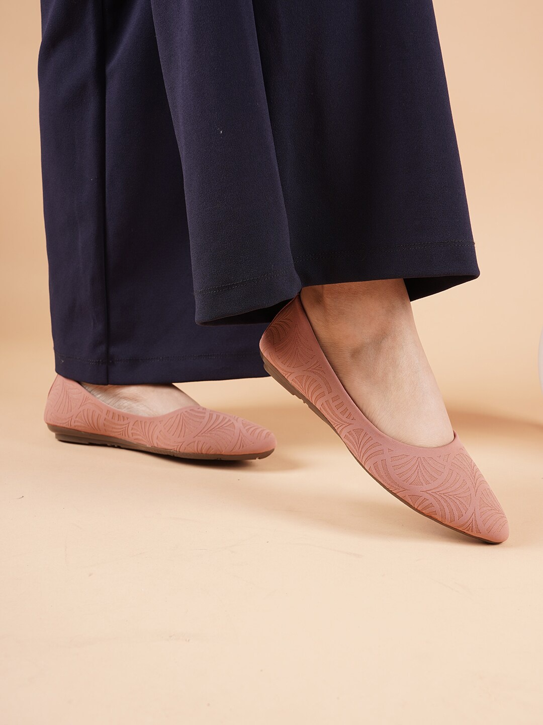 

DressBerry Women Textured Ballerinas, Peach