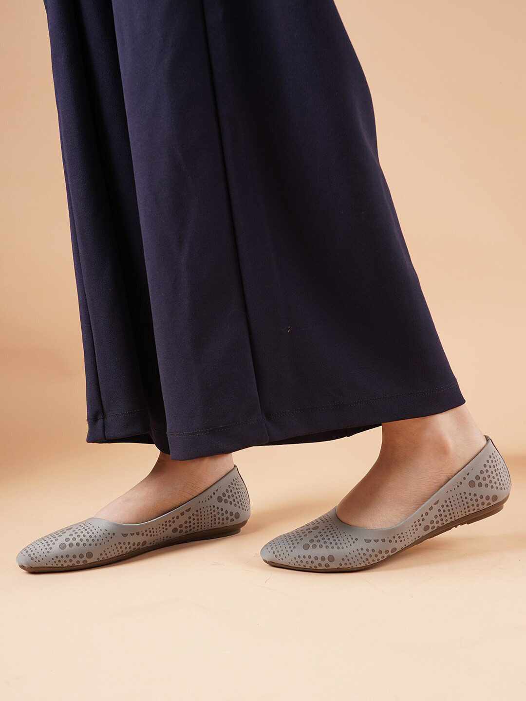 

DressBerry Women Pointed Toe Ballerinas, Grey