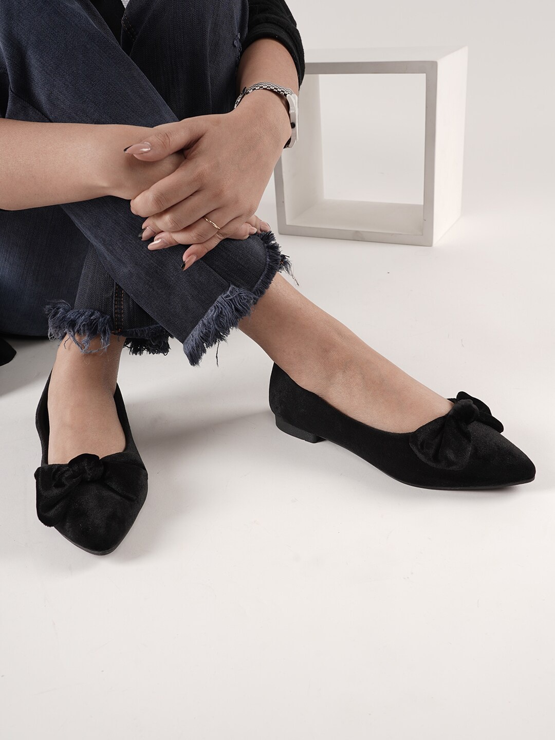 

DressBerry Bows Pointed Toe Ballerinas, Black