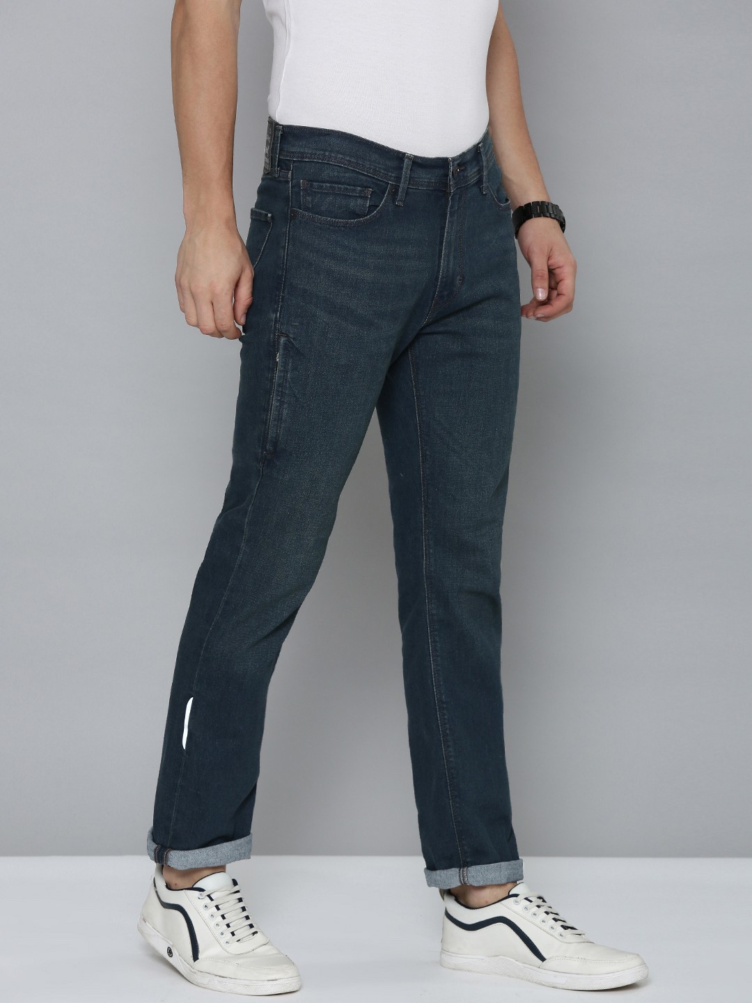 

Levis Men 511 Slim Fit Low-Rise Light Fade Stretchable Jeans, Blue