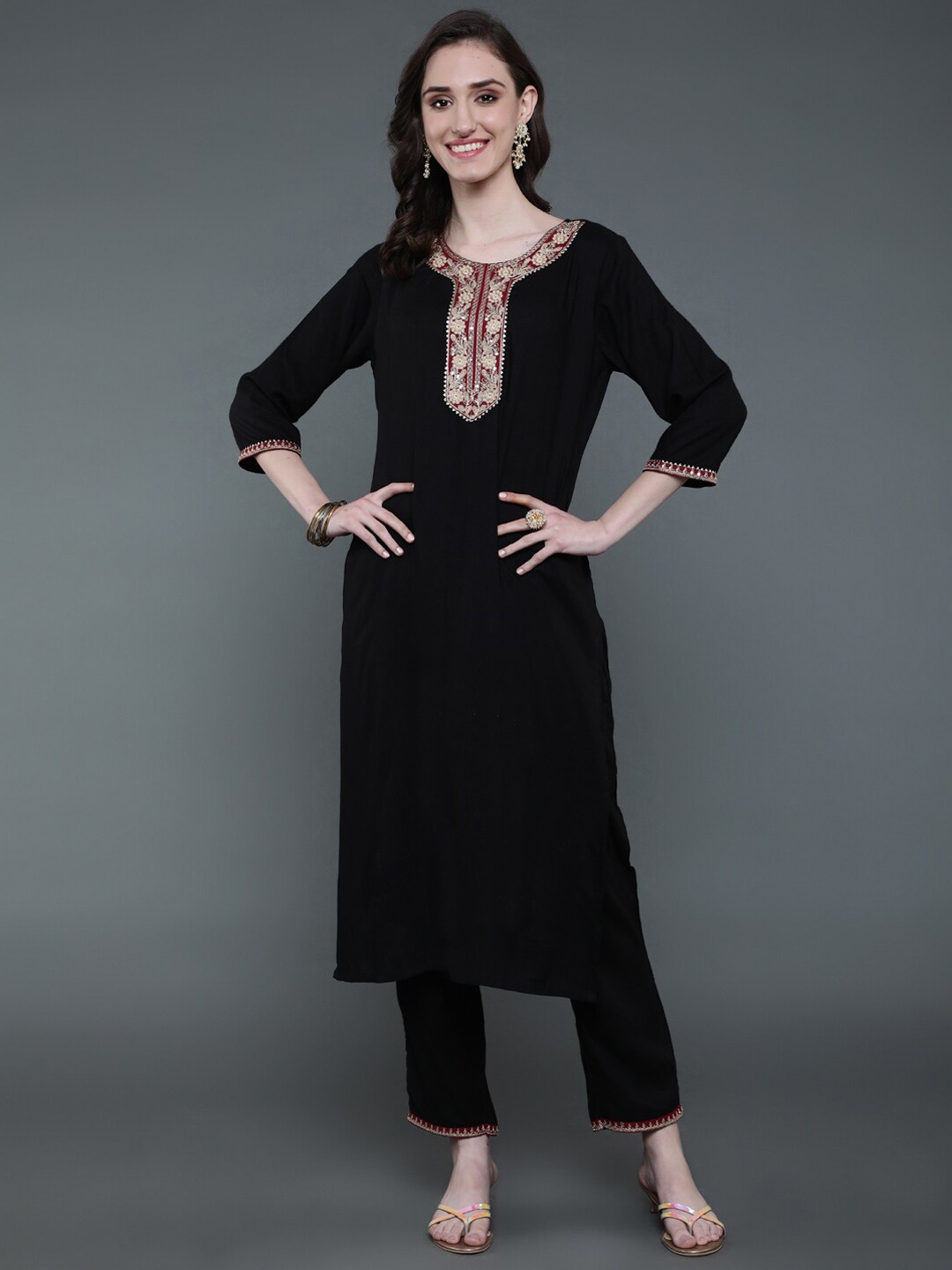 

antaran Yoke Design Thread Work Kurta With Trousers, Black