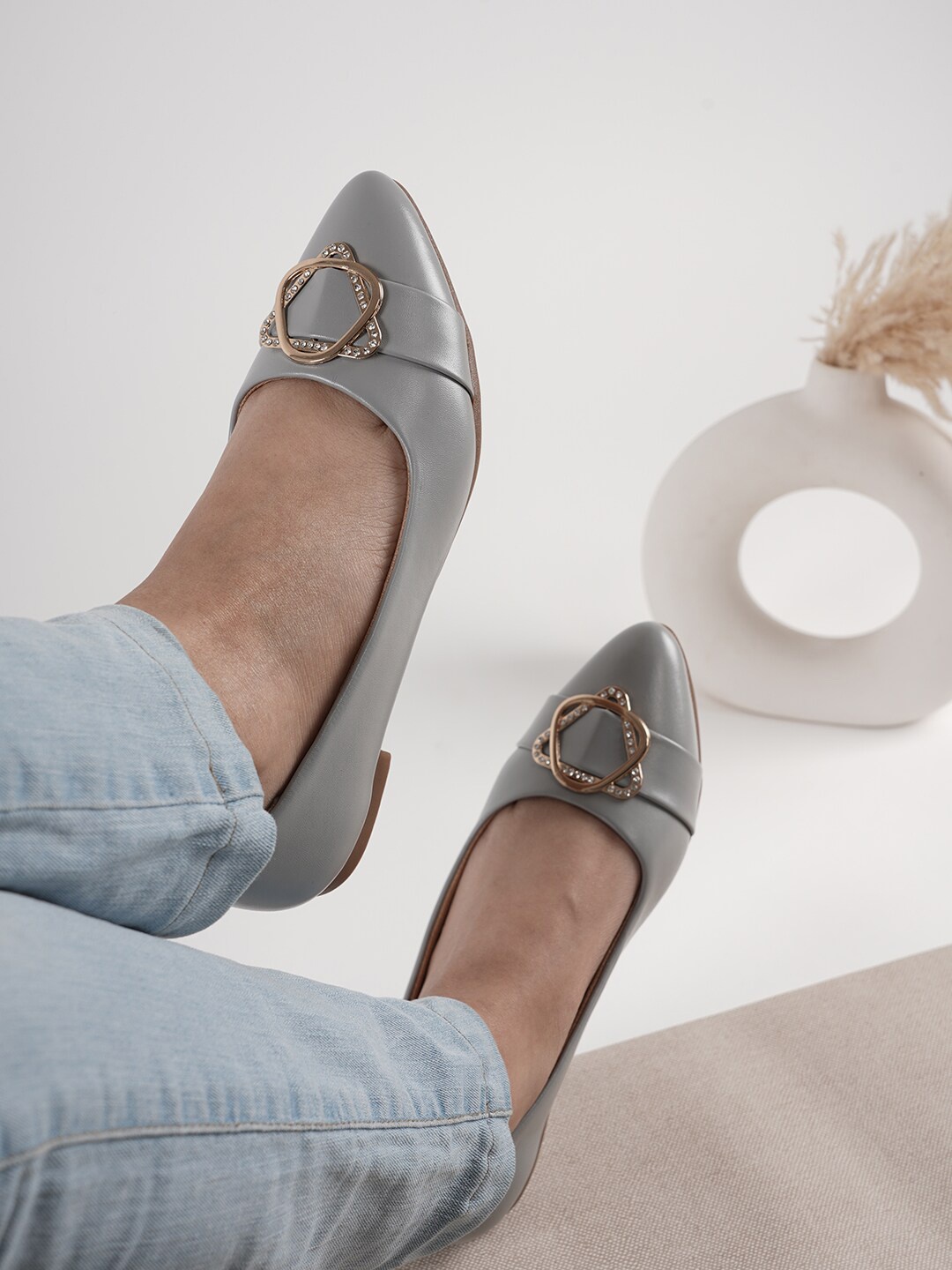 

DressBerry Women Pointed Toe Buckles Detailed Ballerinas, Grey