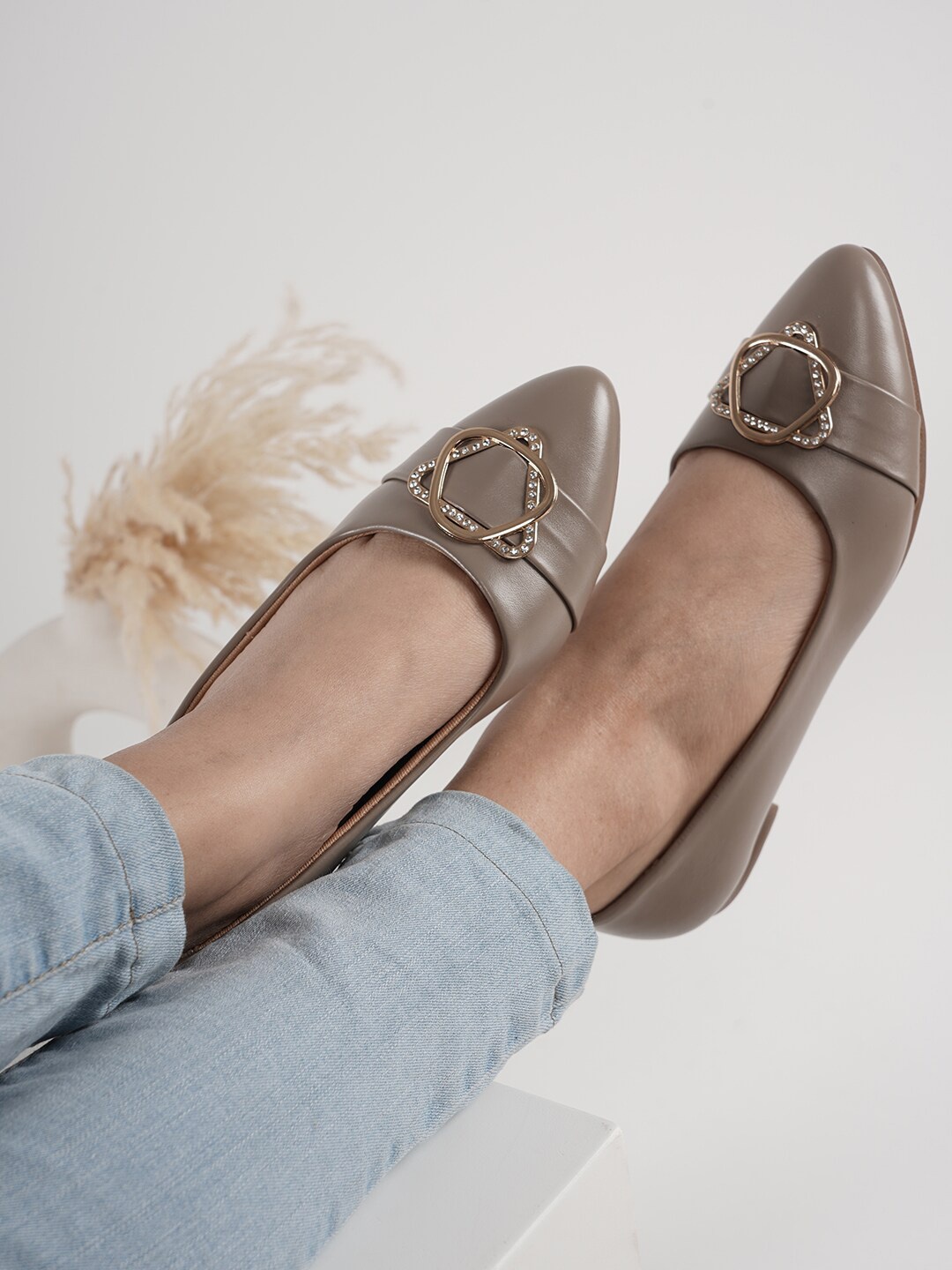 

DressBerry Women Western-Embellished Pointed Toes Ballerinas, Brown
