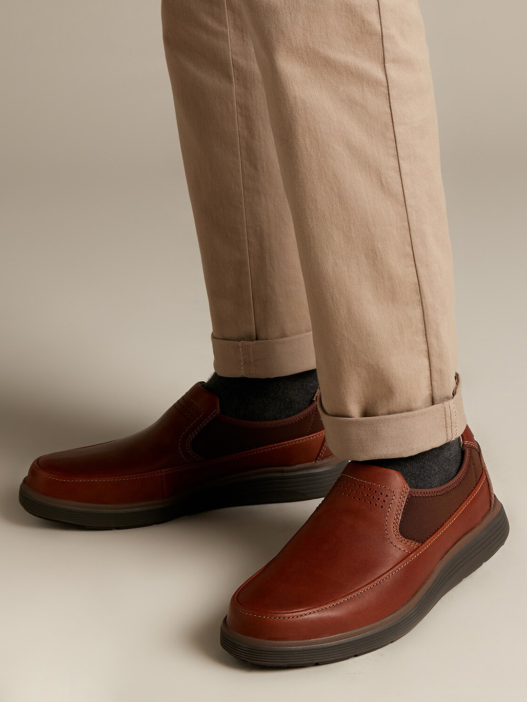 

Clarks Men Leather Un Abode Go Loafers, Tan