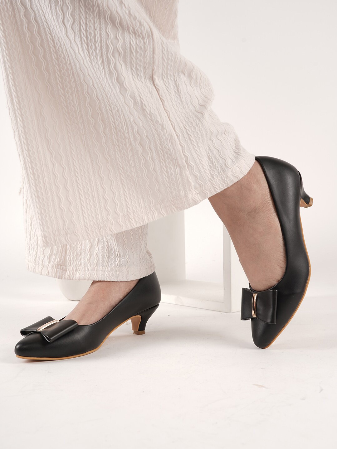 

DressBerry Pointed Toe Kitten Heel Pumps With Bows, Black