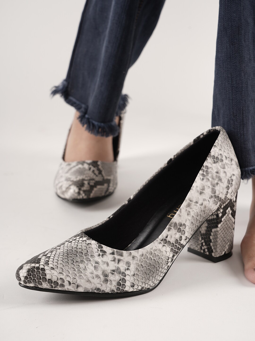 

DressBerry Pointed Toe Textured Block Heels Pumps, Black