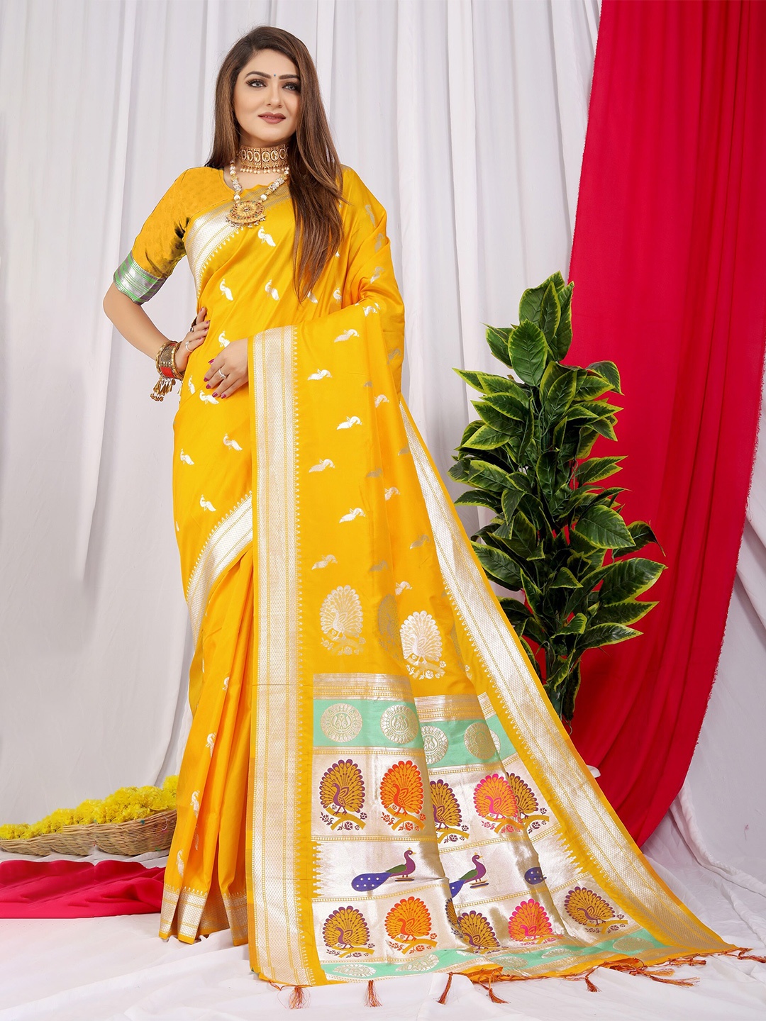 

AVANTIKA FASHION Ethnic Motifs Woven Design Zari Pure Silk Kanjeevaram Saree, Yellow