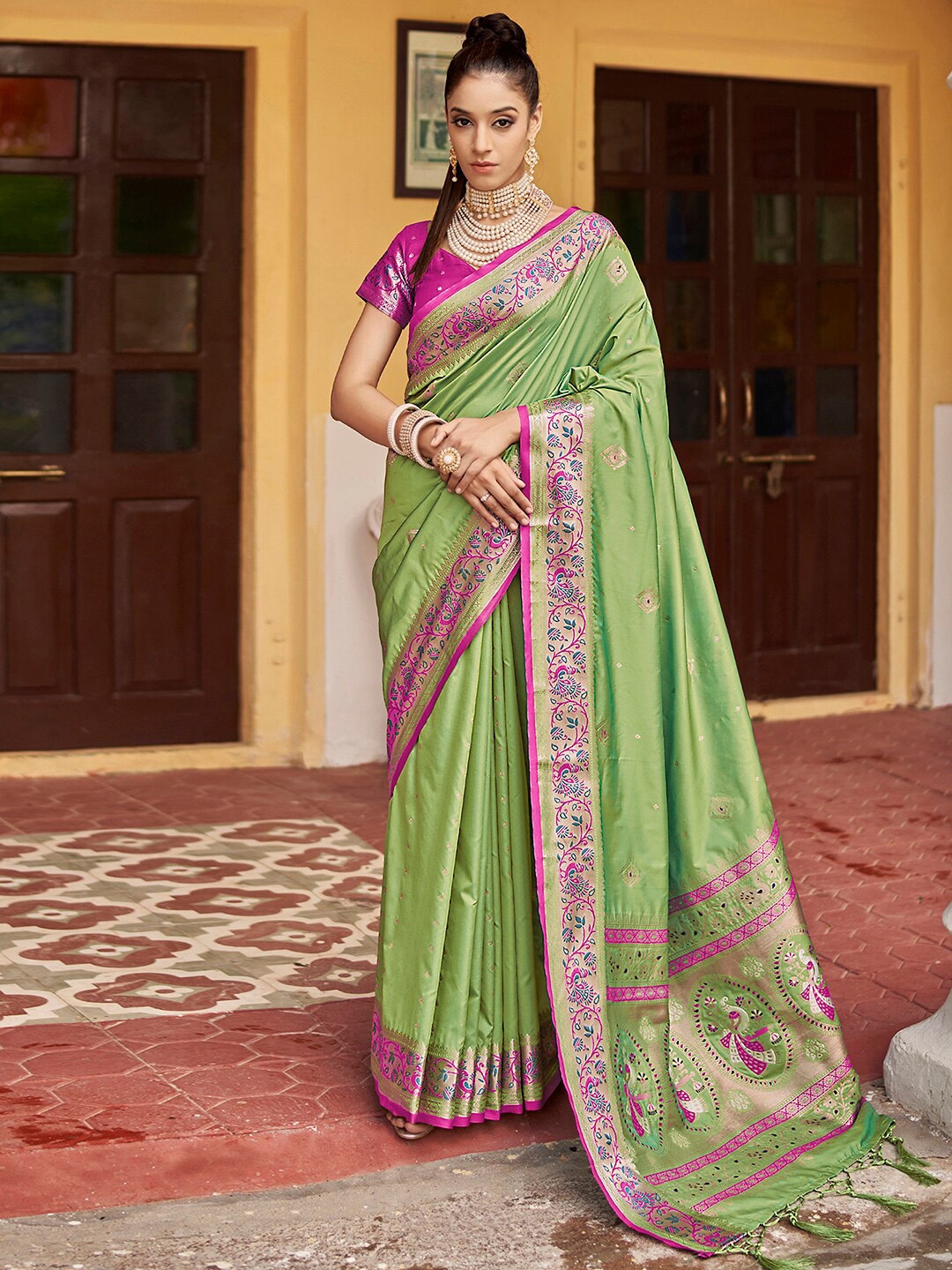 

Satrani Ethinic Motif Woven Design Zari Banarasi Saree, Green