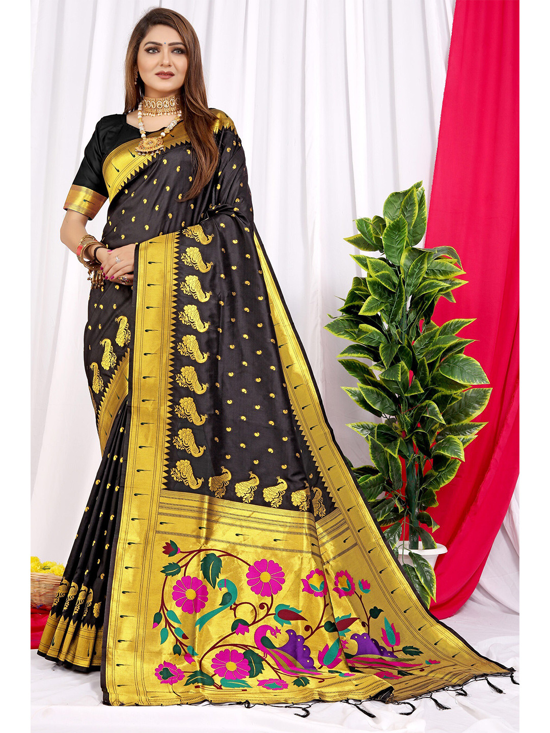 

AVANTIKA FASHION Paisley Woven Design Zari Pure Silk Paithani Saree, Black