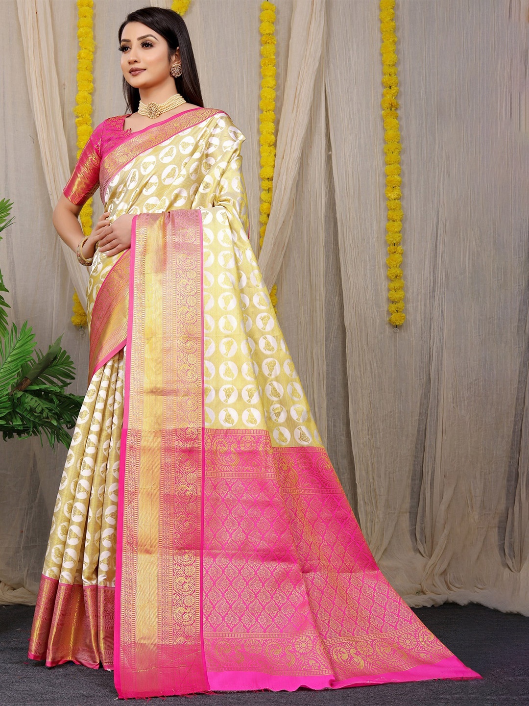 

AVANTIKA FASHION Ethnic Motif Woven Design Zari Pure Silk Kanjeevaram Saree, White