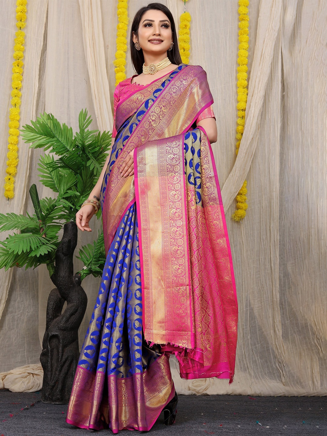 

AVANTIKA FASHION Ethnic Motifs Woven Design Zari Pure Silk Kanjeevaram Saree, Blue