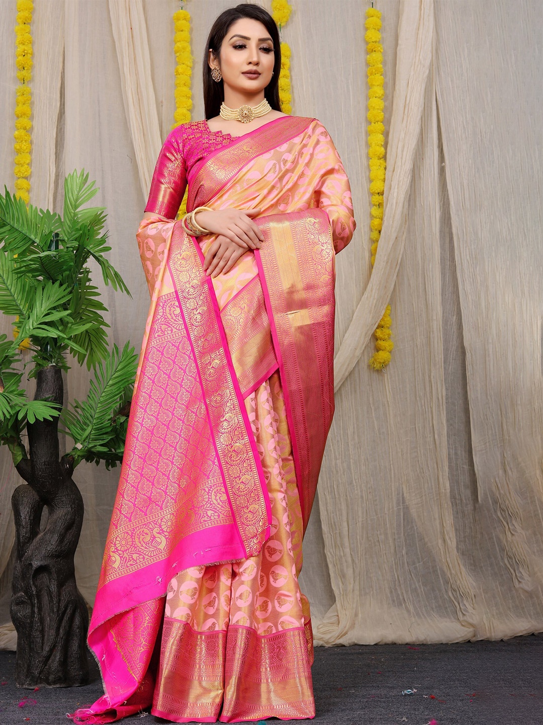 

AVANTIKA FASHION Ethnic Motifs Woven Design Zari Pure Silk Kanjeevaram Saree, Peach