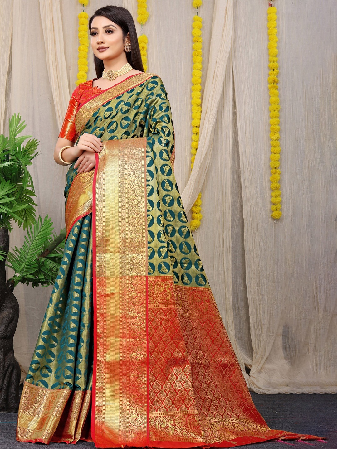 

AVANTIKA FASHION Ethnic Motif Woven Design Zari Pure Silk Kanjeevaram Saree, Green